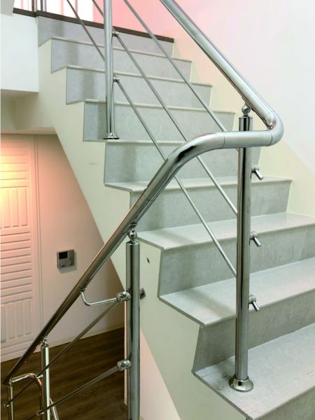 Stainless steel cross bar shuttle-type stair railing at the corner